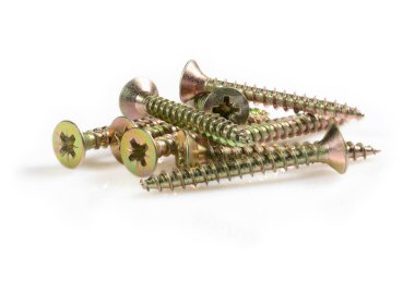 Kendini tıklatan sarı çinko kaplı vidalar, yüksek çözünürlüklü makro yakın plan beyaz arka planda izole edilmiş düz başlı vidalar..