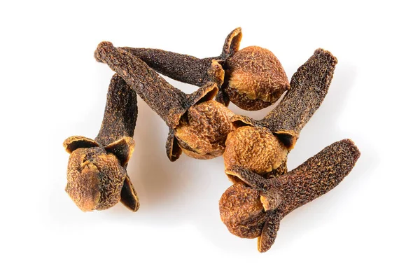 Karanfil baharatı. Bazı kurumuş karanfiller, makro, beyaz arka planda izole edilmiş, açık gölgeli. Tam alan derinliği.