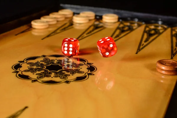 Tavla tahtası. Oyun tahtasında uçan kırmızı şeffaf zar.