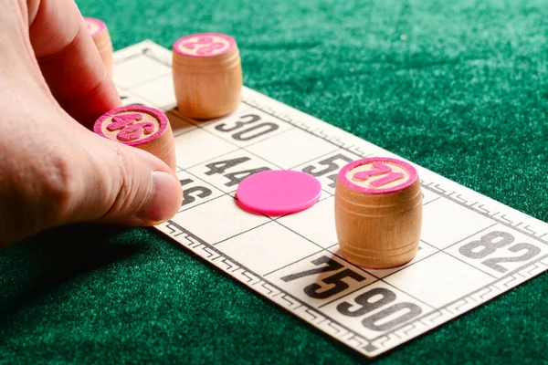 Lotto Klasik Aile Masa Oyunu Kart Üzerine Tahta Fıçı Koyan — Stok fotoğraf