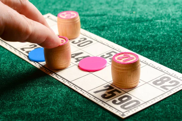 Lotto Klasik Aile Masa Oyunu Kart Üzerine Tahta Fıçı Koyan — Stok fotoğraf