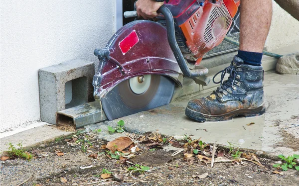 Våta såg skära cement — Stockfoto