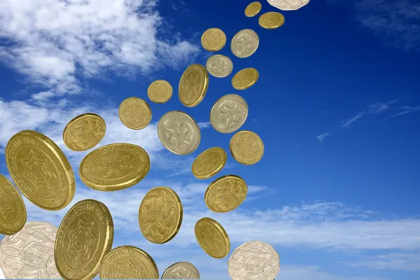 Monedas caen del cielo — Foto de Stock