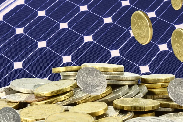 Зберегти купу грошей на сонячних батареях — стокове фото