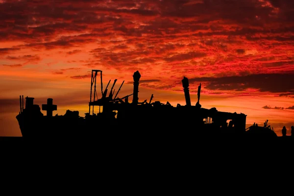 Shipwreck in the sunset — Stock Photo, Image