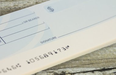 Eski masa üzerine çek