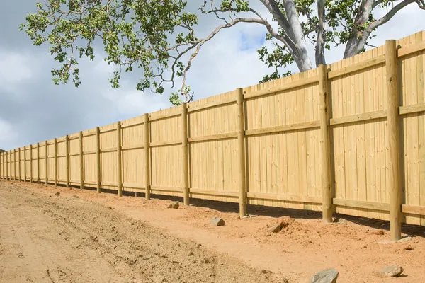 Bakgård staket — Stockfoto