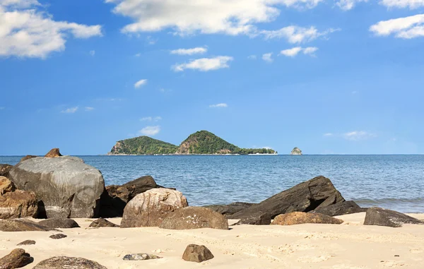 Roca con vistas a la isla doble —  Fotos de Stock