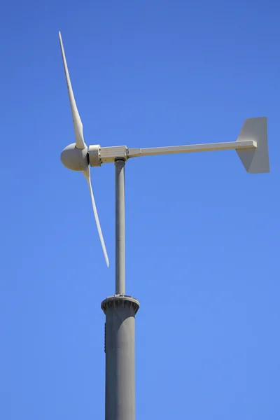 Wind turbine sida på — Stockfoto