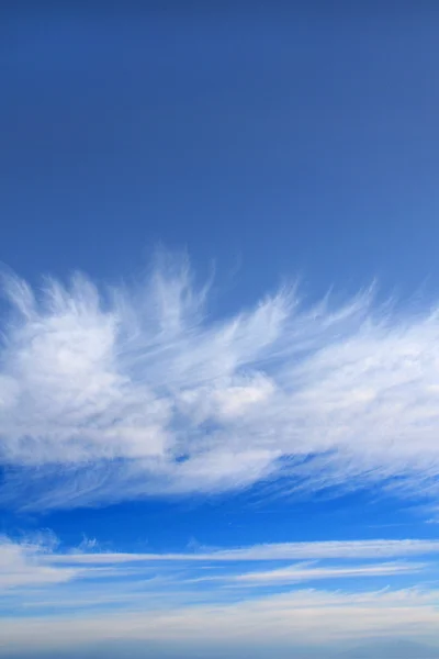 Cielo azul y nubes tenues —  Fotos de Stock