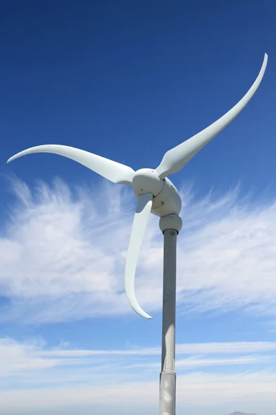 バック グラウンドで空と風力発電 — ストック写真