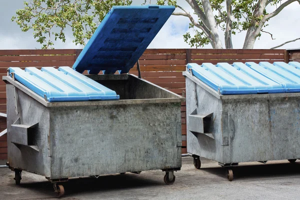 Dwa duże pojemniki śmieci — Zdjęcie stockowe