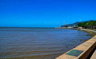 Kayıklara ve lagünlere bakan Cairns 'lerin manzarası