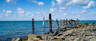 Archer Point Kuzey Queensland Avustralya 1970 'lerde bir sorghum ihracat tesisiydi. Geriye sadece paslı çelik ve kaya duvarı kaldı. Archer Point, Cooktown, Queensland, Avustralya