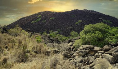 Kuzey Queensland 'daki Kara Dağ (Kalkajaka) Ulusal Parkı gizemli granit kayalardan oluşmaktadır..