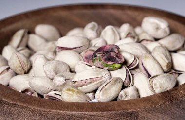 Tahta kasede fıstıklı fıstık