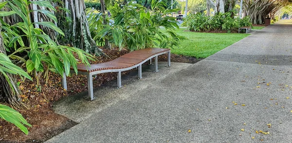 Beautiful Wooden Bench Relaxing Cairns Esplanade Walkway — Fotografia de Stock