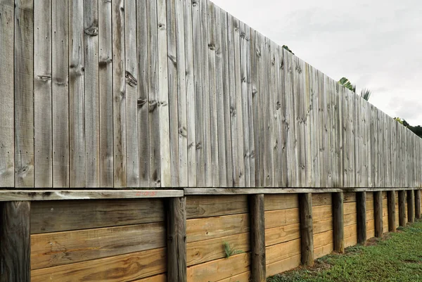 Houten Omheining Rond Een Huis Voor Huisbeveiliging Privacy — Stockfoto