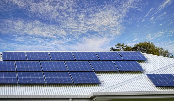 Huis Zonnepanelen Het Dak Van Een Huis Lucht Achtergrond — Stockfoto