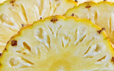 taze ananas dilimleri ile onun cilt üzerinde