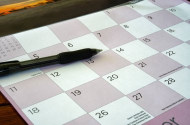 Siyah kalemli bir masaüstü programcısının yakın plan görüntüsü