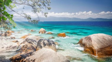 Cairns yakınlarındaki Fitzroy Adası, Queensland, Avustralya. Fitzroy Adası, Büyük Set Resifi 'nin sakin suları içinde güzel plajları olan bozulmamış bir tropikal cennettir..