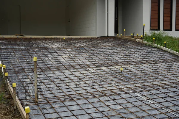 建物や道路のコンクリート床のための鉄線メッシュ — ストック写真