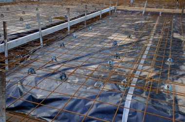 Çelik, reo ve plastiği güçlendiren yeni bir evin temellerini hazırlamak