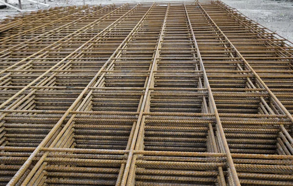 建設現場でのスラブコンクリート工事用の錆びた鋼線メッシュの積層 — ストック写真