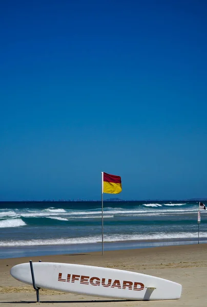 Красивий Сонячний День Пляжі Знаком Рятувальників Дошці Серфінгу Прапорами Економії — стокове фото