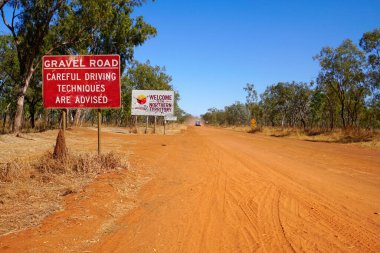 signs at the border crossing of QLD and Northern Territory