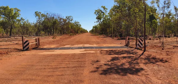 Traveling Dirt Road Crossing Cattle Grid Northern Territory Border — Foto Stock