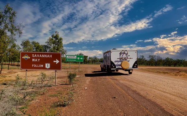 Karavanlı emekliler Savannah Yolu üzerinden Burketown 'a gidiyorlar.