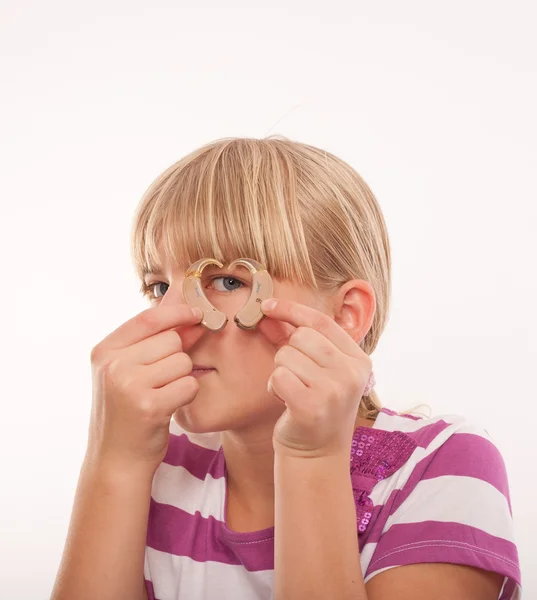 Tiener meisje met een gehoorapparaat — Stockfoto