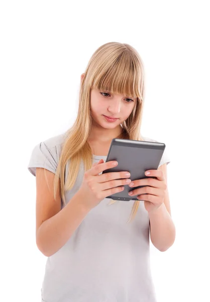 Jovencita leyendo un libro electrónico usando un lector aislado en blanco —  Fotos de Stock