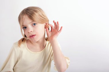 Kız bir CIC işitme cihazı çalışıyor