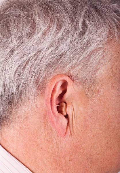 Hombre mayor con audífono —  Fotos de Stock