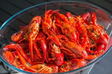 şeffaf cam kase haşlanmış kırmızı kerevit