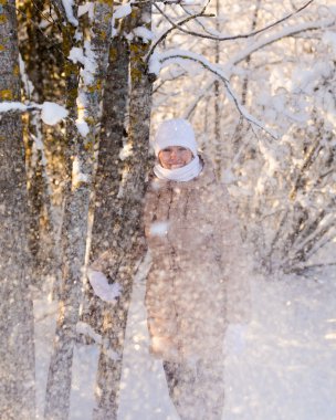 genç kız ağaç kar falls ayakta