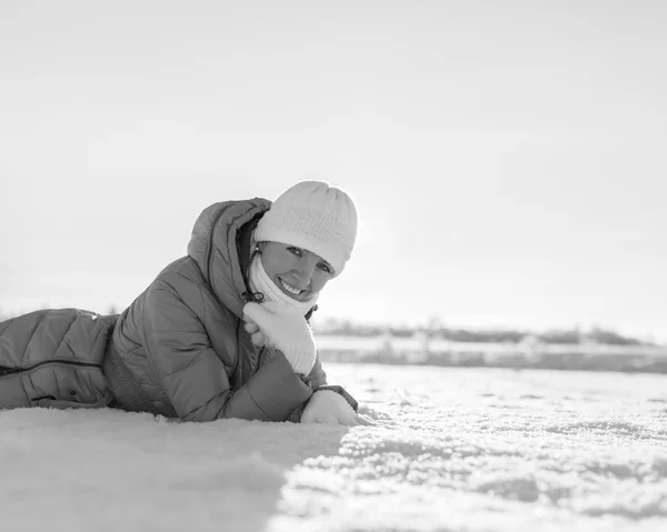Jente på snødekt mark – stockfoto
