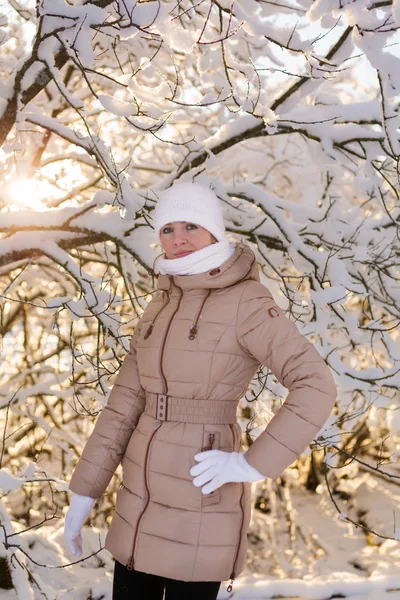 Flicka poserar nära trädet snö — Stockfoto
