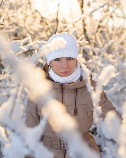 Ung flicka i en snöig skog — Stockfoto