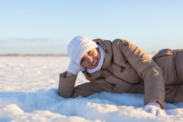 Girl is leaning on his elbow in the snow — Stock Photo, Image