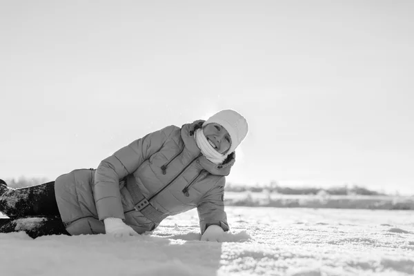 Девушка на снежном поле — стоковое фото