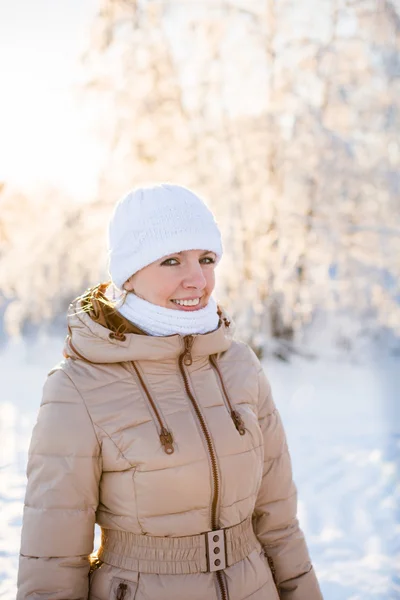 Ung jente som smiler om vinteren – stockfoto