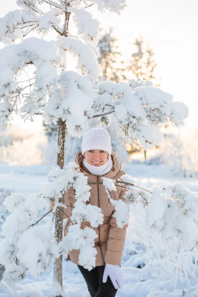 Young girl smiling near snowy spruce — Stock Photo, Image