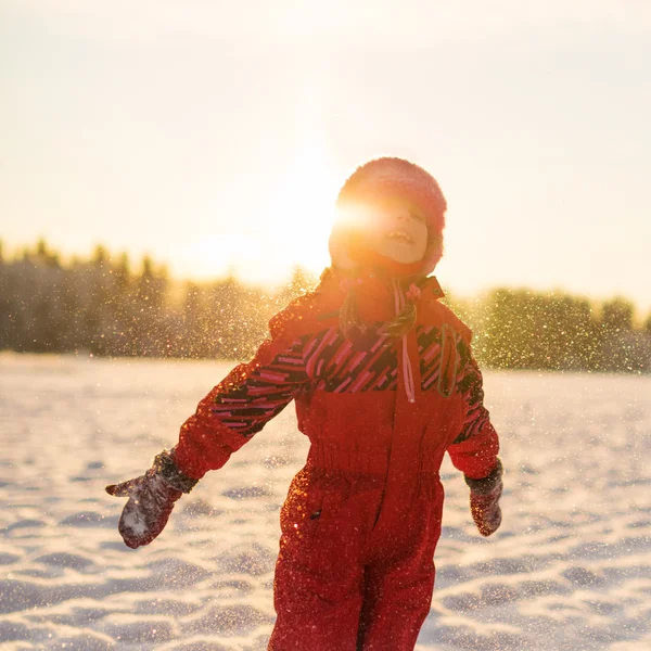 Ребенок наслаждается падающим снегом — стоковое фото