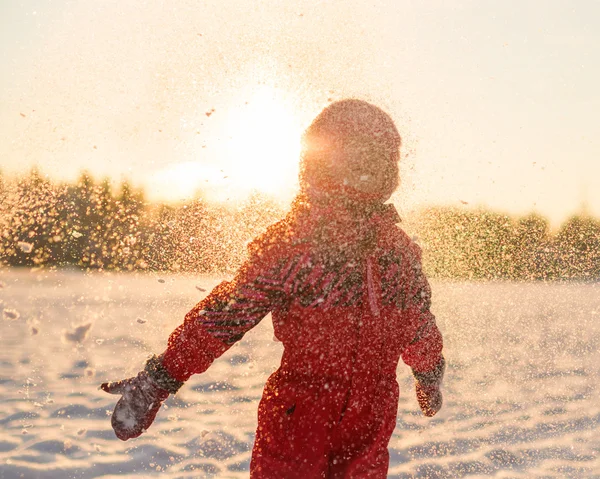 Barn som njuter av den fallande snön — Stockfoto