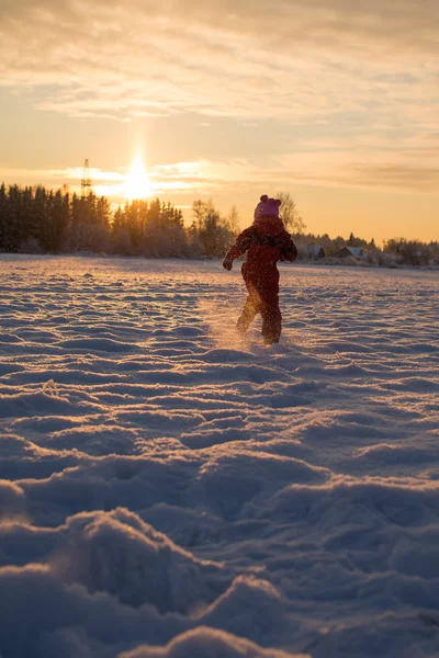 Barnet kör på vintern — Stockfoto