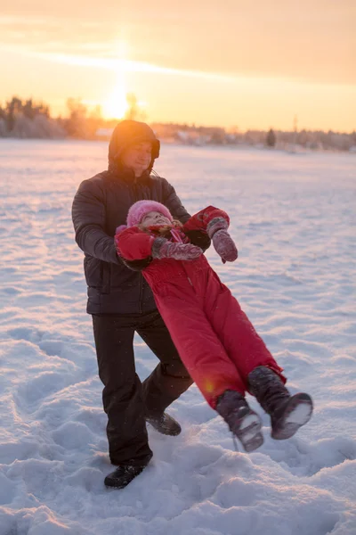 Far med dottern i vinter — Stockfoto